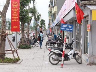 Lượn một vòng khu phố "đồng phục" biển quảng cáo