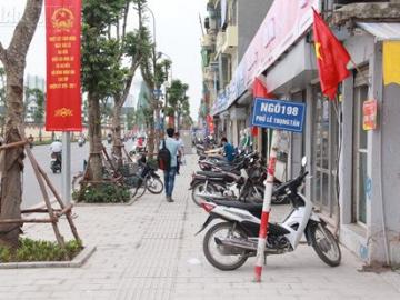 Lượn một vòng khu phố "đồng phục" biển quảng cáo