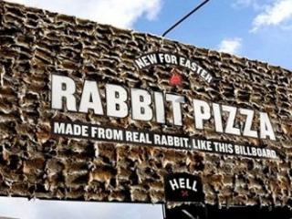 Biển quảng cáo pizza làm từ xác thỏ gây sốc