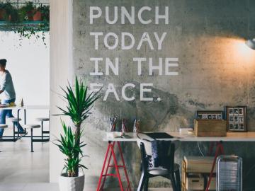 Cách lựa chọn decal dán tường cho quán cà phê - Gợi ý mẫu decal đẹp
