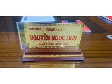 Thiết kế và làm biển chức danh, tên nhân viên để bàn, treo tường