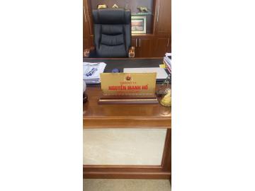 Thiết kế và làm biển chức danh, tên nhân viên để bàn, treo tường