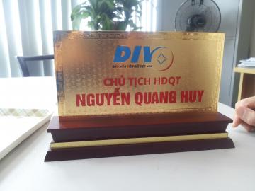 Thiết kế và làm biển chức danh, tên nhân viên để bàn, treo tường