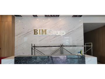 Thiết kế biển hiệu cho quầy lễ tân, logo công ty