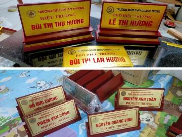 Biển chức danh cho hiệu trưởng, phó hiệu trưởng làm bằng chất liệu gì?