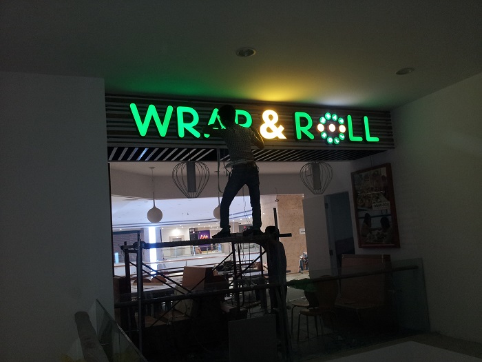 Biển hiệu âm đèn led hệ thống nhà hàng WRAP & ROLL