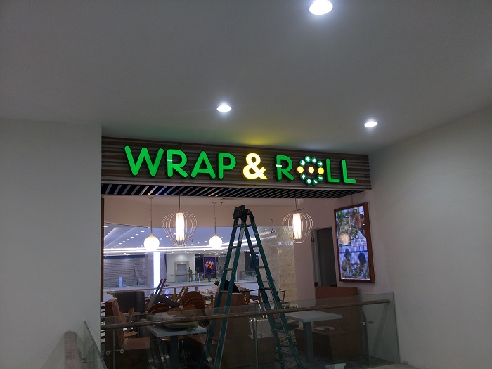 Biển hiệu âm đèn led hệ thống nhà hàng WRAP & ROLL