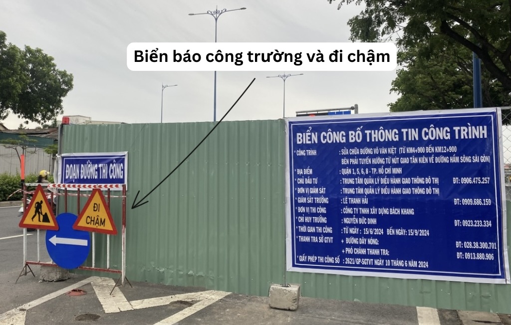 Biển báo công trường và đi chậm