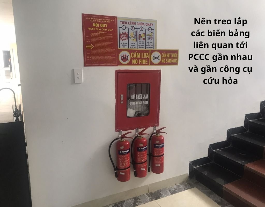 Nên treo lắp các biển bảng liên quan tới PCCC gần nhau và gần công cụ cứu hỏa