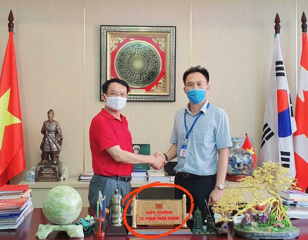 Biển chức danh hiệu trưởng có 2 cột